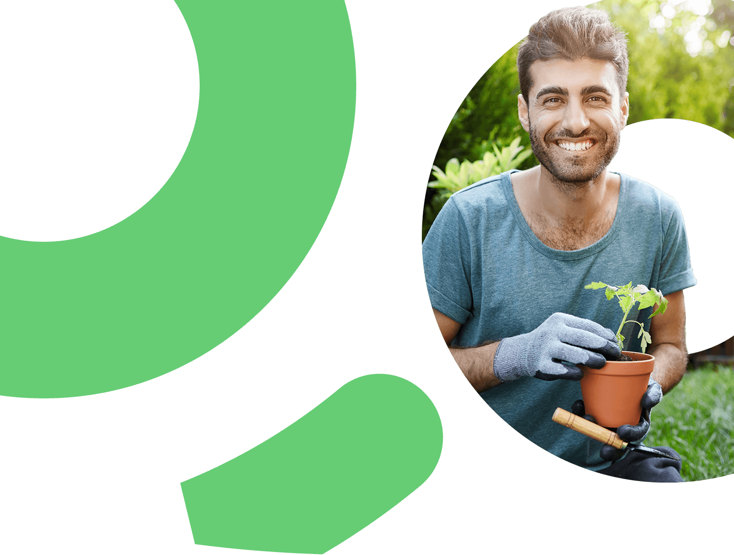 Hombre joven sonriendo con guantes de jardinería y una planta en sus manos