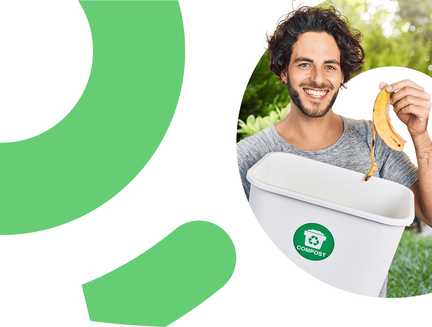 Joven sonriendo con un balde plático con la etiqueta